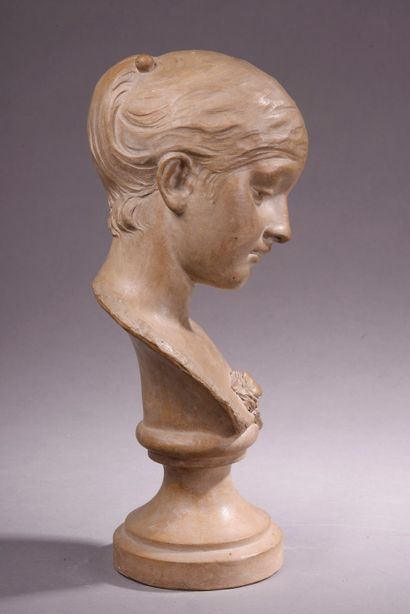 null D'après Albert RIFFARD (1859-1915).

Buste de jeune fille à la fleur.

Plâtre...