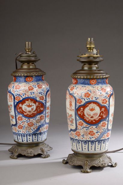 null Paire de vases montés en lampe en porcelaine à décor dit Imari en rouge et bleu...