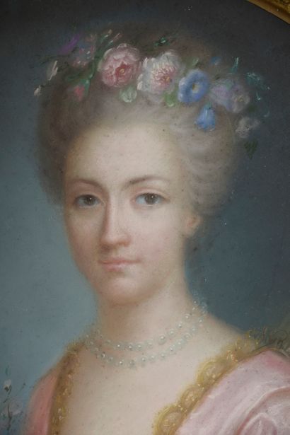 null École du XIXe siècle. 

Portrait d'une dame de qualité au collier de perles...