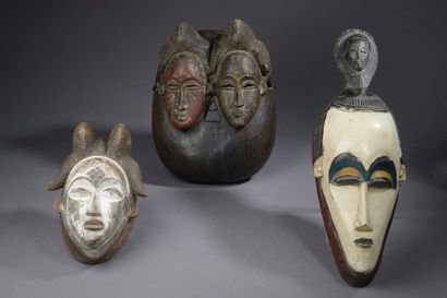 null Ensemble de trois masques en bois sculpté polychromé : 



- Masque à double...