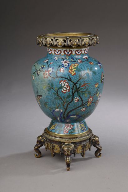 null Vase balustre en émail cloisonné à fond turquoise et décor polychrome de pivoines,...