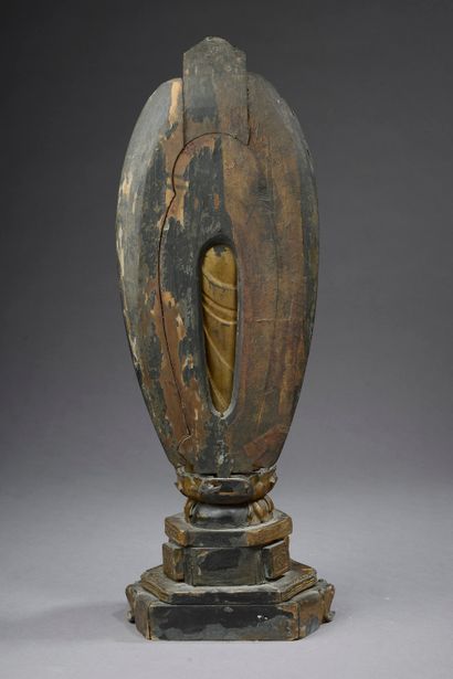 null Bouddha en bois sculpté et doré posé sur un lotus et entouré d'une mandorle...