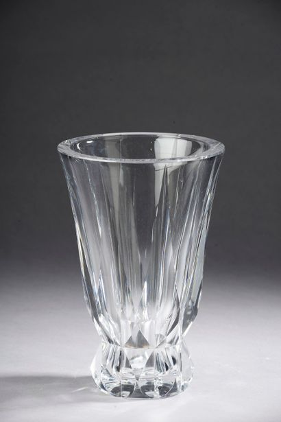 null SAINT-LOUIS.

Vase en cristal taillé de motifs lancéolés, la base crénelée.

Haut....