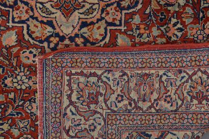 null Tapis Kashan en laine à décor de rinceaux fleursi, centré d'un médaillon polylobé...