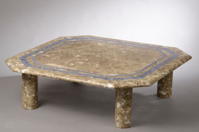 null Table basse en marbre, le plateau de section carrée à pans coupés bordé d'un...