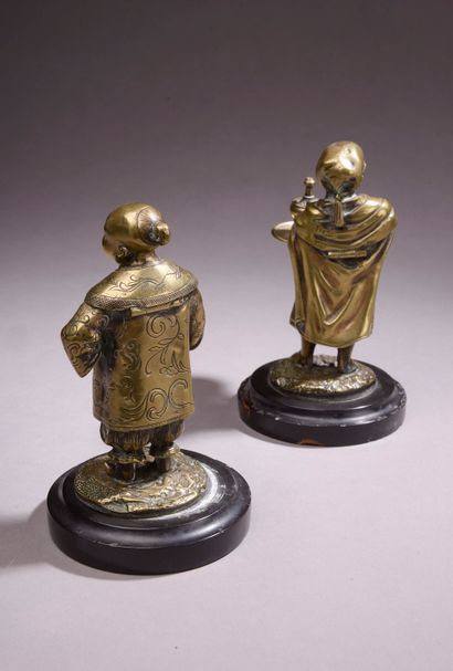 null Deux pots à tabac couverts en bronze doré en forme de personnages, ils reposent...