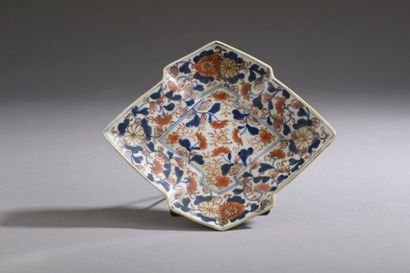 null Coupelle losangique en porcelaine à décor dit Imari en bleu et rouge de fleurs.

Chine,...