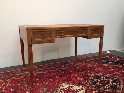 null Natural wood desk opening to three drawers on tapered and gadrooned legs. The...