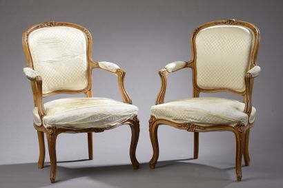 null A pair of cabriolet armchairs in moulded and carved wood, the back violonné,...
