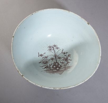 null Important circular glazed earthenware bowl, the basin with manganese decoration...