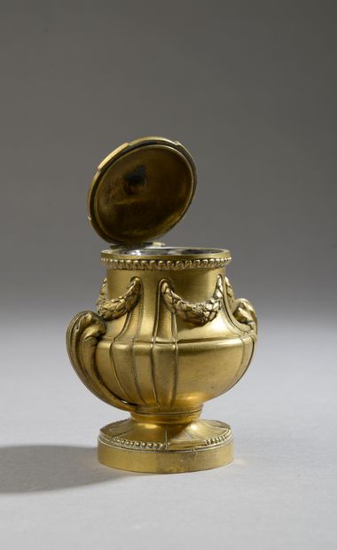 null Gilt bronze inkwell in the form of a covered baluster vase with scalloped decoration...