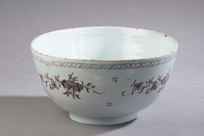 null Important circular glazed earthenware bowl, the basin with manganese decoration...