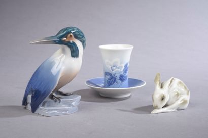 null Porcelain set including :

- Kingfisher with polychrome naturalistic decoration.

BB,...