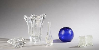 null Set of trinkets including : 

- DAUM. 

Flared crystal vase.

Signed at the...