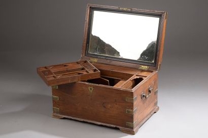 null Wood and brass chest with two mobile handles. The interior has compartments...