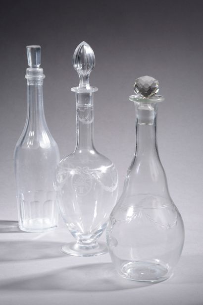 null Two pairs of glass carafes, the body of one with engraved decoration of flowered...
