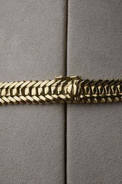 null Necklace in 18k yellow gold with a chevron mesh centered on twisted links (small...