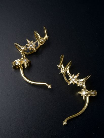 null *VENXY.

Pair of 18k yellow gold ear clips decorated with six stars and round...
