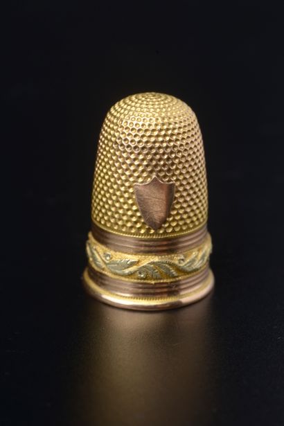 null 18k yellow and pink gold thimble with guilloche pattern, surrounded by a frieze...
