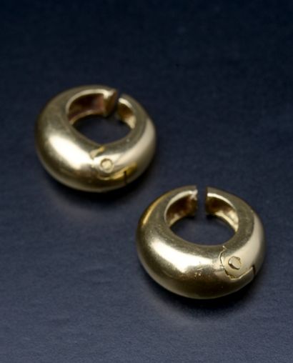 null Pair of small hoop earrings in 18k yellow gold (system for non-pierced ears).



Height...
