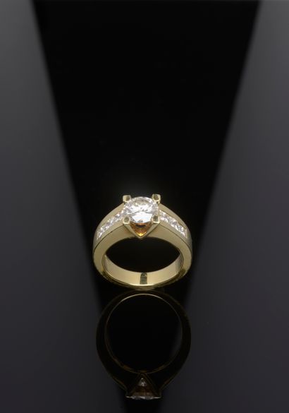null Solitaire ring in 18k yellow gold set with a round brilliant-cut diamond weighing...
