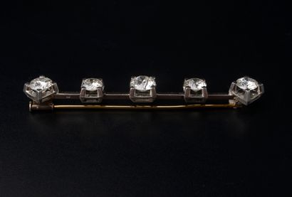 null Broche barrette en platine 850 millièmes centrée d'un diamant rond taille ancienne...