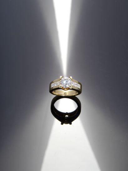 null Bague solitaire en or jaune 18k griffée d'un diamant rond taille brillant d'1,49...