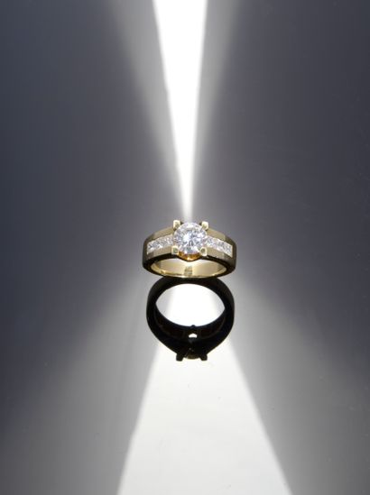 null Solitaire ring in 18k yellow gold set with a round brilliant-cut diamond weighing...