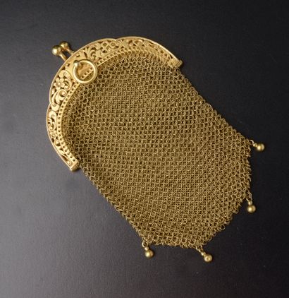 null Chainmail purse in 18k yellow gold holding four small balls, the setting openwork...