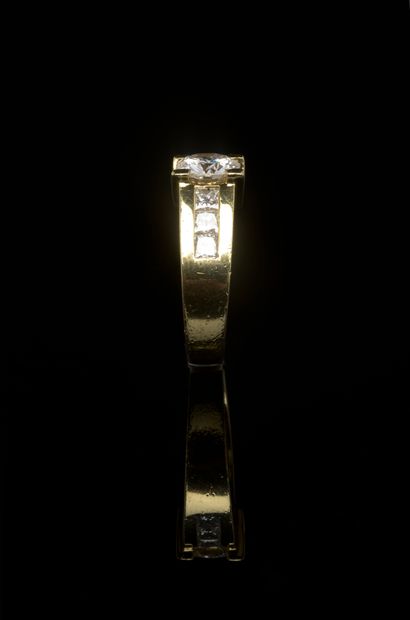 null Solitaire ring in 18k yellow gold set with a round brilliant-cut diamond weighing...