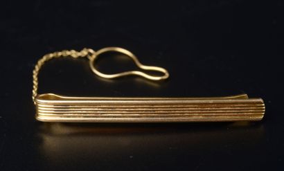 null Tie clip in 18k yellow gold, the clip finely fluted. 

Length : 5 cm - Weight...
