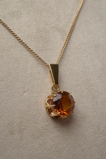 null 18k yellow gold curb chain, holding a pendant with a faceted citrine.

Length:...