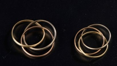 null Set of two three gold rings with three interlaced rings.

Finger: 50,5 and 55,5...