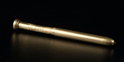null Yellow gold mechanical pencil monogrammed "DM", the body finely guilloched.



Maximum...