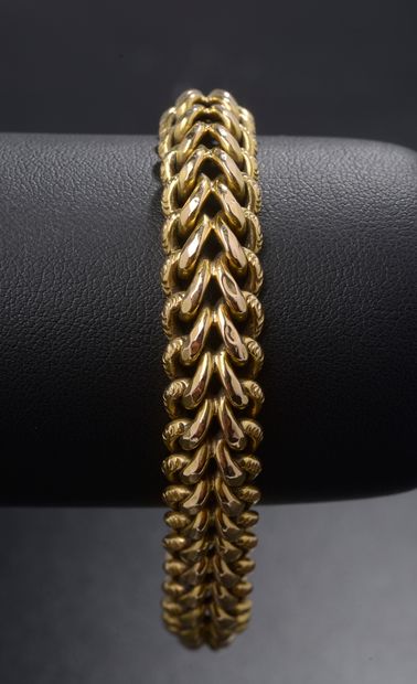 null Bracelet with interlaced curb chain in 18k yellow gold.



Length : 20 cm -...