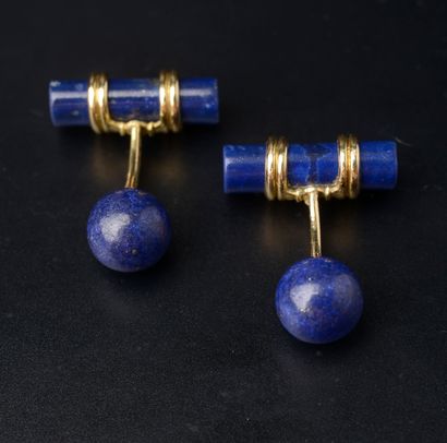 null Pair of 18k yellow gold cufflinks holding a cylindrical stick and a lapis lazuli...