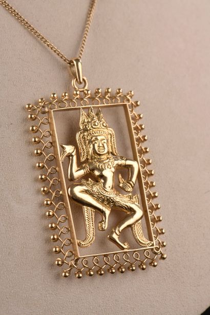 null An 18k yellow gold rectangular pendant with an openwork Cambodian dancer in...