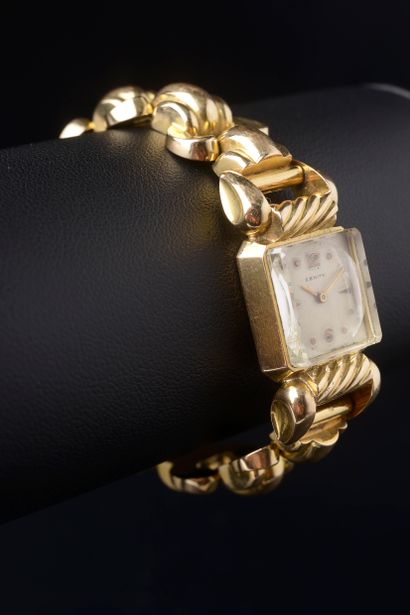 null ZENITH.

Ladies' wristwatch in 18k yellow gold, the rectangular dial with ivory...
