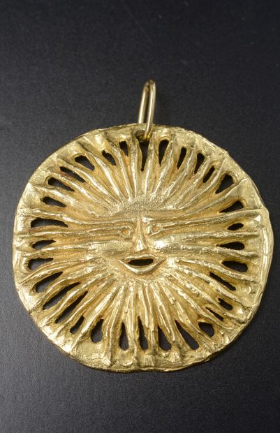 null Circular pendant in 18k yellow gold with radiant chased decoration in the style...