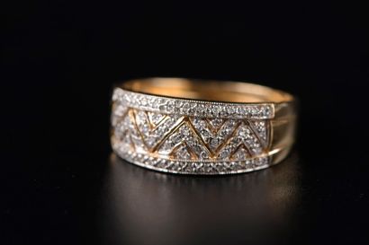 null 9k yellow gold band ring with chevronné design paved with small 8/8 diamonds.

Finger:...