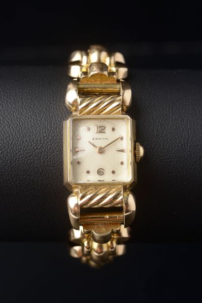null ZENITH.

Ladies' wristwatch in 18k yellow gold, the rectangular dial with ivory...