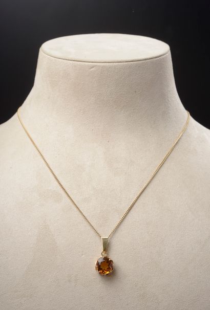 18k yellow gold curb chain, holding a pendant...