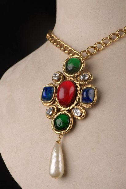 null CHANEL, attributed to Robert GOOSSENS.

Necklace with a gilt metal brooch-pendant...