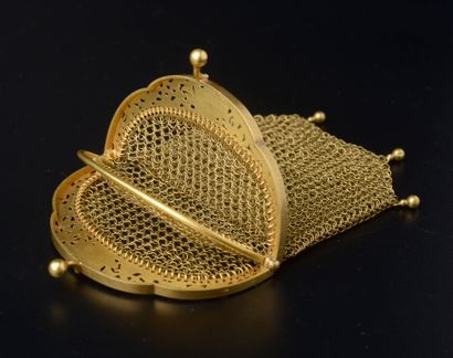 null Chainmail purse in 18k yellow gold holding four small balls, the setting openwork...