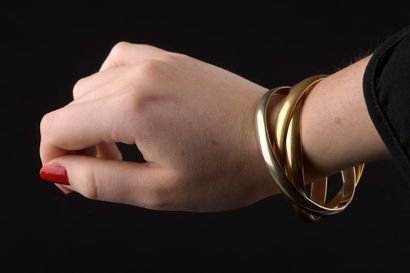 null Bracelet composed of three interlaced rings, three 18k gold. 



Italian work....