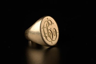 null 18k yellow gold signet ring, the oval bezel monogrammed "CC".

Finger : 49,5...