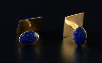 null Pair of 18k yellow gold cufflinks, the square plate slightly convex with five...
