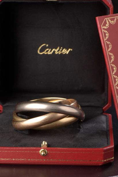 null CARTIER.

Bracelet trois ors 18k modèle "Trinity" à trois larges joncs entrelacés.

Numéroté...