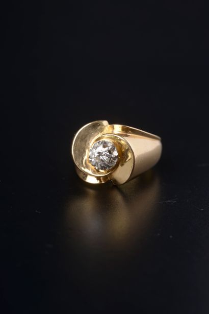null 18k yellow gold tank ring, the swirling bezel marked with a brilliant cut diamond.



Circa...