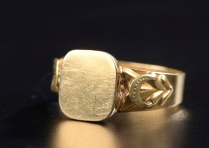 null Yellow gold signet ring, the bezel unengraved, the shoulder chased with leaves.

Finger...